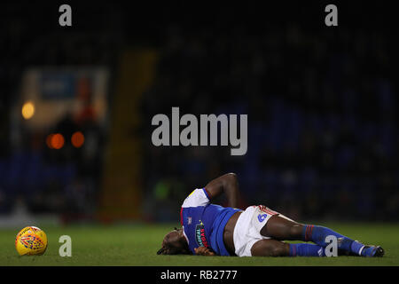 Trevoh Chalobah von Ipswich Town legt auf dem Boden nach von Oliver Norwood von Sheffield United - Ipswich Town v Sheffield United gefoult wird verletzt, Stockfoto