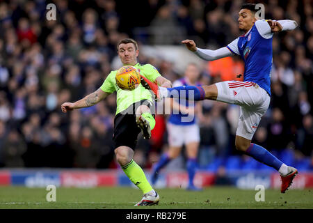 John Fleck von Sheffield United und Andre Dozzell von Ipswich Town Kampf um den Ball - Ipswich Town v Sheffield United, Sky Bet Meisterschaft, Portman R Stockfoto