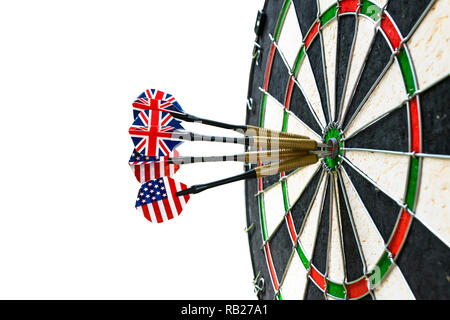 Metall Dart haben die red Bullseye auf eine Dartscheibe. Dart Spiel. Dart Pfeil im Target Center Dart im Auge des Bullen in der Nähe. Erfolg schlagen Stockfoto