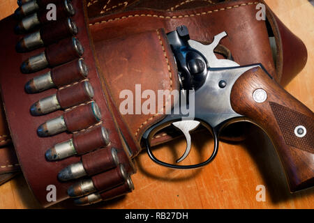 Ruger Security Six Revolver in einem Holster mit einem patronengurt der .357 magnum Bullets. Stockfoto