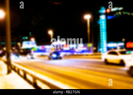 Blick auf die Stadt in der Nacht verwischen. Stadt Geschwindigkeit Ampel verschwommenen Foto. Das Leben auf der Straße bokeh Bild. Straße mit Verkehr und Autos defokussierten Bild. Straße in großen ci Stockfoto