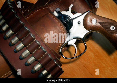 Ruger Security Six Revolver in einem Holster mit einem patronengurt der .357 magnum Bullets. Stockfoto