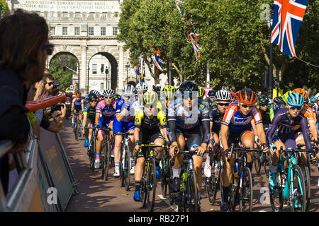 Radfahrer in der aufsichtsrechtlichen RideLondon 2018 Rennen Radfahren in der Mall vor dem Start des Rennens, London, UK Stockfoto