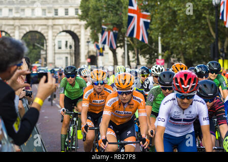 Radfahrer in der aufsichtsrechtlichen RideLondon 2018 Rennen Radfahren in der Mall vor dem Start des Rennens, London, UK Stockfoto