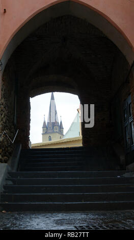 Auf der Suche durch das alte Tor der Oberen Stadt der mittelalterlichen Siedlung Sibiu/Hermannstadt in Rumänien Stockfoto