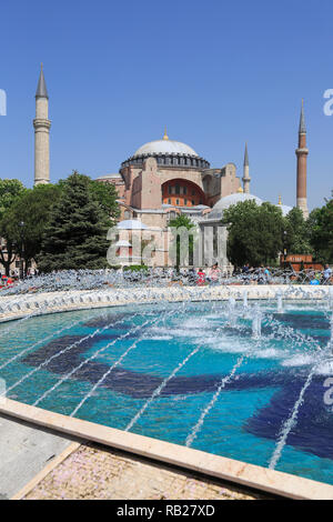 Die Hagia Sophia, Aya Sofya, Weltkulturerbe der UNESCO, Sultanahmet Square Park, Istanbul, Türkei, Europa Stockfoto