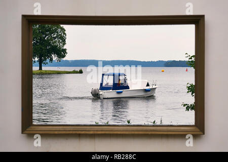 Motorboot auf dem Schweriner See im Bilderrahmen. Schloss in Mecklenburg-Vorpommern. Stockfoto