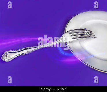 Diamond Ring. Kostbares Juwel mit Sterling Silber Folk von der Kante aus Porzellan Teller platziert. Stock Bild Stockfoto