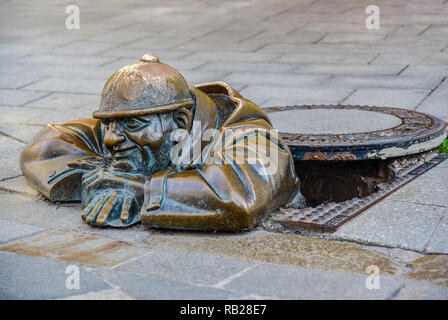 Berühmte Touristenattraktion in Bratislava - ein Messing Mann peering aus einem Mannloch - Er wird auch als Cumil der Kanalisation Arbeitnehmer bekannt Stockfoto