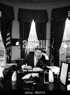 Präsident John F. Kennedy Adressierung der AMVETS Convention in New York City per Telefon aus dem Oval Office im Weißen Haus am 23. August 1962.