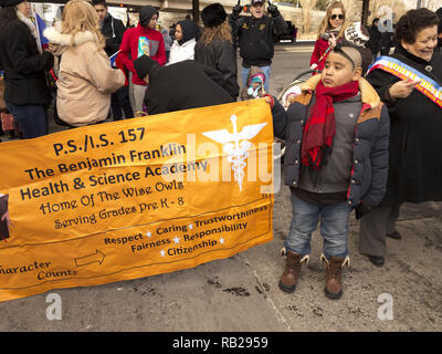 Die jährlichen Drei Könige Day Parade in der Williamsburg Abschnitt von Brooklyn, 2015. Elementare und Jr. High School Kinder und ihre Familien vorbereiten Stockfoto