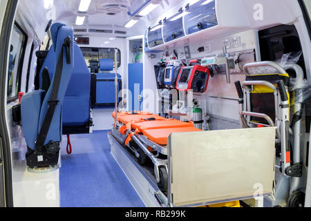 In einem Krankenwagen Auto mit medizinische Geräte für die helfenden Patienten vor der Lieferung an das Krankenhaus. Stockfoto