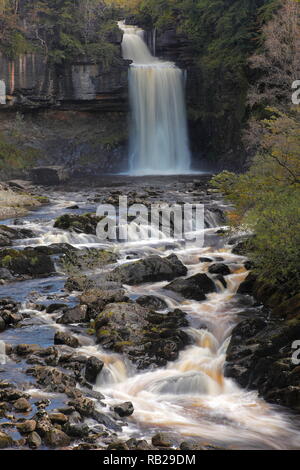 Thornton Kraft Wasserfall, der einer von vielen entlang der Ingleton Wasserfälle Trail in den Yorkshire Dales National Park Stockfoto