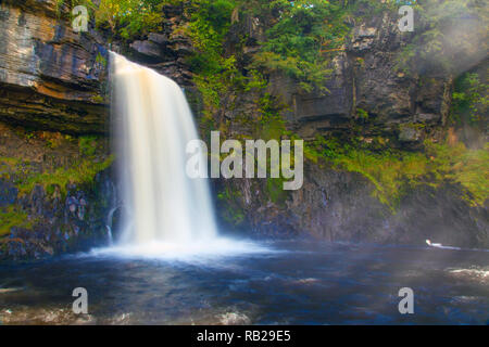 Thornton Kraft Wasserfall, der einer von vielen entlang der Ingleton Wasserfälle Trail in den Yorkshire Dales National Park Stockfoto