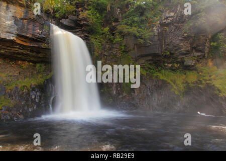 Thornton Kraft Wasserfall, der einer von vielen entlang der Ingleton Wasserfälle Trail in den Yorkshire Dales National Park Stockfoto