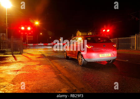 Ein Auto wartet an einem Bahnübergang in Rossington, Doncaster Stockfoto