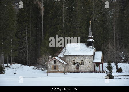 Marienkapelle, Kapelle, Kirche, Sehen, Pragser Wildsee, Pragser Tal, Pustertal, Südtirol, Italien, Wald, Ufer, Glaube, Kirche, Religion, Katholisch, Hot Stockfoto