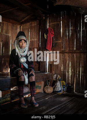 KYAING TONG, MYANMAR - ca. Dezember 2017: Portrait einer Akha Frau in Kyaing Tong. Stockfoto