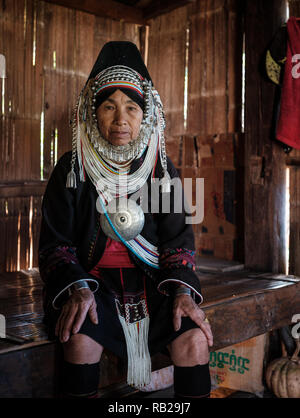 KYAING TONG, MYANMAR - ca. Dezember 2017: Portrait einer Akha Frau in Kyaing Tong. Stockfoto