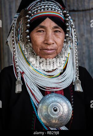 KYAING TONG, MYANMAR - ca. Dezember 2017: Portrait einer Akha Frau in Kyaing Tong. Stockfoto