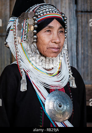 KYAING TONG, MYANMAR - ca. Dezember 2017: Portrait einer Akha Frau in Kyaing Tong. Stockfoto