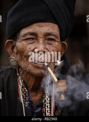 KYAING TONG, MYANMAR - ca. Dezember 2017: Porträt der älteren Frau der Wan Sai Akha Dorf in Kyaing Tong rauchen. Stockfoto