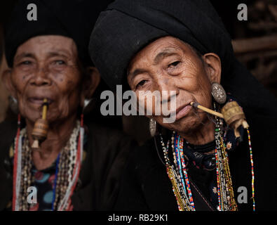 KYAING TONG, MYANMAR - ca. Dezember 2017: Portrait von älteren Frauen des Wan Sai Akha Dorf in Kyaing Tong rauchen. Stockfoto