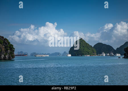 Boot Verkehr auf Vietnam Halong Bucht Stockfoto