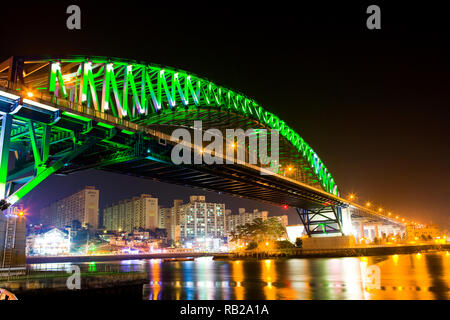 Tongyeong Grand Bridge in Tongyeong-Si, Gyeongsangnam-do, Südkorea. Stockfoto