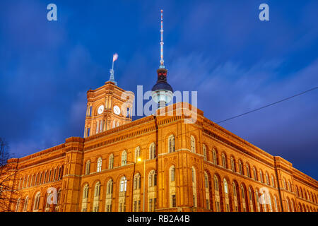 Das Berliner Rathaus mit der berühmten Fernsehturm auf der Rückseite bei Nacht Stockfoto