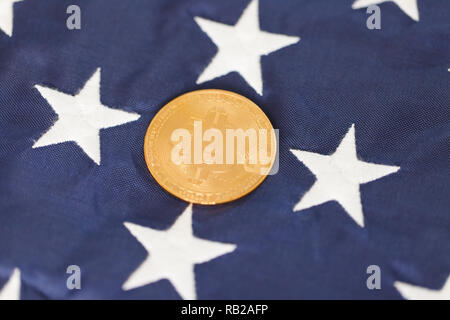 Golden Bitcoin auf die Flagge der USA Stockfoto