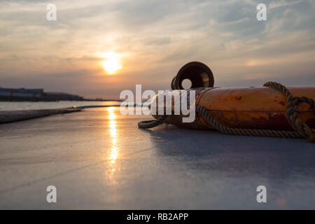 Rettungsring auf dem Schiff der Dach im Sonnenuntergang Stockfoto