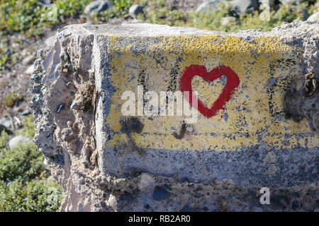 Einsames Herz auf eine Mauer aus Stein Stockfoto