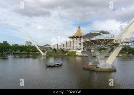 Die Darul Hana Brücke in Kuching River Stockfoto