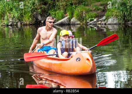 Aktive Familie Kanu Fluss, Sommer Abenteuer für Kinder in den Ferien, Tschechische Republik Stockfoto