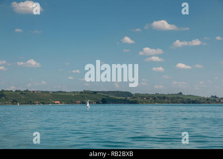 Nette kleine Segelboote auf einem See in der Nähe der Küste Stockfoto