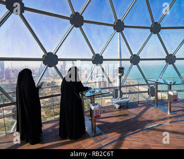 Besucher, die beim Anzeigen von Dome in Kuwait Towers in Kuwait City, Kuwait Stockfoto