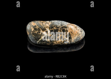 Bunte Stein mit verschiedenen Designs und Farben und schwarzen Hintergrund Stockfoto