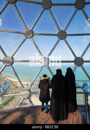 Besucher, die beim Anzeigen von Dome in Kuwait Towers in Kuwait City, Kuwait Stockfoto
