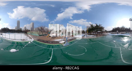 360 Grad Panorama Ansicht von BUCHEON, SÜDKOREA - 13. Dezember 2018: Panorama 360° Winkel, mit Blick auf den verschneiten Park an einem sonnigen Tag.