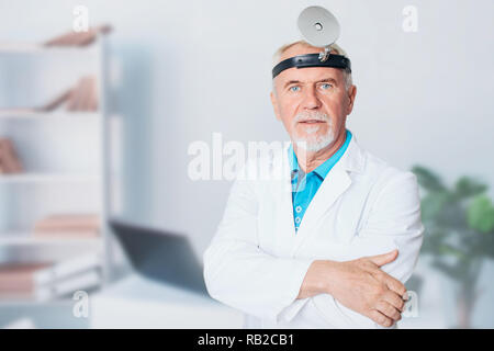 Reifen HNO-Arzt, älteren Mann, der an der Medizinischen Klinik Stockfoto