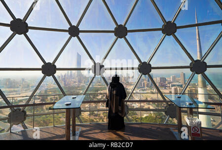 Frau auf der Suche nach Ansicht von Kuwait City anzeigen Dome in Kuwait Towers in Kuwait City, Kuwait Stockfoto