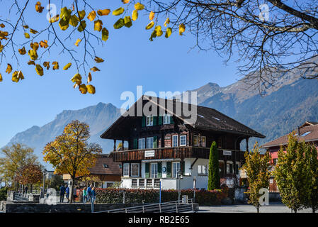 Brienz, Schweiz - 21.Oktober 2018. Traditionelle Schweizer Alpen ländlichen Holz Haus im Dorf der Alpen, Schweiz. Stockfoto