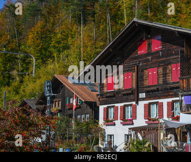 Brienz, Schweiz - 21.Oktober 2018. Traditionelle Schweizer Alpen ländlichen Holz Haus im Dorf der Alpen, Schweiz. Stockfoto