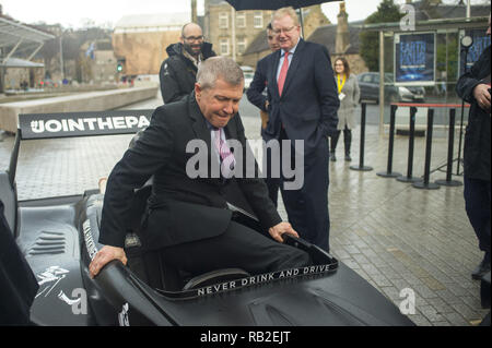 Ehemalige professionelle Rennfahrer Mika Hakkinen wirft mit der Johnnie Walker Caparo T1 Supercar. Mit: Willie Rennie Wo: Edinburgh, Großbritannien Wann: 06 Dec 2018 Credit: Euan Kirsche / WANN Stockfoto