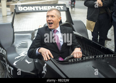 Ehemalige professionelle Rennfahrer Mika Hakkinen wirft mit der Johnnie Walker Caparo T1 Supercar. Mit: Willie Rennie Wo: Edinburgh, Großbritannien Wann: 06 Dec 2018 Credit: Euan Kirsche / WANN Stockfoto