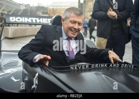 Ehemalige professionelle Rennfahrer Mika Hakkinen wirft mit der Johnnie Walker Caparo T1 Supercar. Mit: Willie Rennie Wo: Edinburgh, Großbritannien Wann: 06 Dec 2018 Credit: Euan Kirsche / WANN Stockfoto