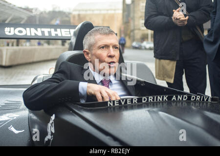 Ehemalige professionelle Rennfahrer Mika Hakkinen wirft mit der Johnnie Walker Caparo T1 Supercar. Mit: Willie Rennie Wo: Edinburgh, Großbritannien Wann: 06 Dec 2018 Credit: Euan Kirsche / WANN Stockfoto