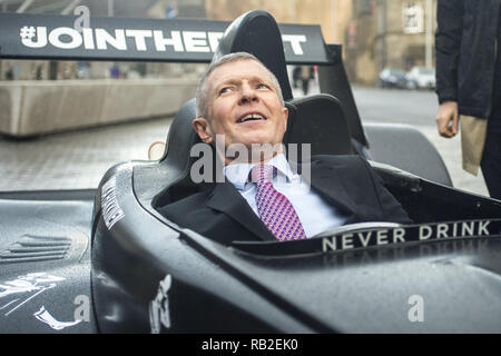 Ehemalige professionelle Rennfahrer Mika Hakkinen wirft mit der Johnnie Walker Caparo T1 Supercar. Mit: Willie Rennie Wo: Edinburgh, Großbritannien Wann: 06 Dec 2018 Credit: Euan Kirsche / WANN Stockfoto