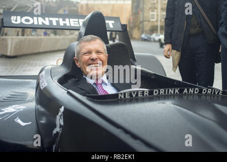 Ehemalige professionelle Rennfahrer Mika Hakkinen wirft mit der Johnnie Walker Caparo T1 Supercar. Mit: Willie Rennie Wo: Edinburgh, Großbritannien Wann: 06 Dec 2018 Credit: Euan Kirsche / WANN Stockfoto